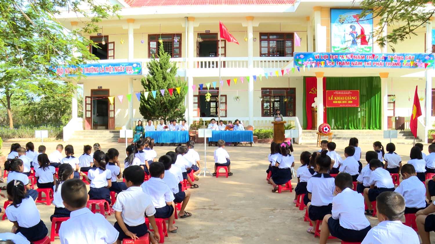 toan canh duoi len khai giang tai quang minh