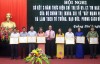 Chị Phạm Thị Luyện (thứ tư từ bên trái qua) vinh dự được UBND tỉnh tặng Bằng khen vì đã có thành tích xuất sắc trong thực hiện Chỉ thị 05