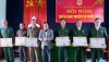 Đại diện lãnh đạo UBND thị xã Ba Đồn trao giấy khen cho các hội viên CCB có thành tích xuất sắc năm 2018.