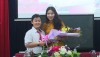 Cô giáo Đặng Thùy Chung tặng hoa chúc mừng học sinh đạt kết quả cao trong học tập