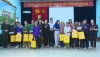 Công an thị xã đã chủ động phối hợp với Hội Liên hiệp phụ nữ thị xã tặng quà cho các hộ nghèo trên địa bàn thị xã