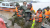 Lực lượng Công an thị xã Ba Đồn đưa bà Đinh Thị Xoài (59 tuổi, bị gãy chân) đi cấp cứu kịp thời trong tâm lũ.