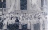 Bác Hồ chụp ảnh chung với các đại biểu thanh niên dự kỳ họp lần thứ nhất Quốc hội khóa 3. Bà Hoàng Thị Thiệu (đứng hàng đầu, thứ 3 bên trái sang).