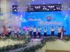 Ông Trần Thanh Dương, Chủ tịch Hội Khuyến học thị xã trao quà choa các cháu học sinh trong chương trình Mẹ đỡ đầu - Kết nối yêu thương.