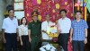 Đồng chí Trương An Ninh, UVTV Thị ủy - Bí thư Thị ủy Ba Đồn thăm và tặng quà người có công