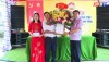Đồng chí Nguyễn An Bình UVTV Chủ tịch UBMTTQVN thị xã tặng hoa chúc mừng ngày hội