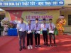 Hội Khuyến học phường Quảng Thuận trao tặng quà cho các học sinh có thành tích cao trong học tập và rèn luyện.
