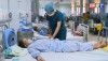 Đội ngũ y, bác sỹ Bệnh viện Đa khoa khu vực Bắc Quảng Bình chăm sóc sức khỏe cho các bệnh nhân đang điều trị tại Bệnh viện