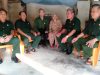 Đồng đội Hội Cựu chiến binh xã Quảng Minh đến thăm vợ chồng ông Trần Đình Nghệ.