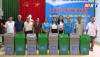 Hội LHPN thị xã và Phòng Tài nguyên và Môi trường thị xã Ba Đồn  trao thùng rác hỗ trợ cho các hộ gia đình, thôn Vân Bắc, xã Quảng Hải