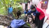 Đoàn viên thanh niên phường Quảng Long tham gia dọn vệ sinh, lật úp và thu gom các dụng cụ lắng nước
