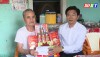 Đồng chí Trương An Ninh- UVTV Tỉnh ủy, Bí thư Thị ủy Ba Đồn thăm, tặng quà các gia đình chính sách
