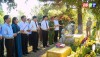 Các đồng chí lãnh đạo thị xã thành kính dâng hương trước phần mộ Đại tướng Võ Nguyên Giáp.