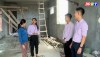 Cán bộ Ngân hàng CSXH thị xã Ba Đồn tuyên truyền chính sách cho vay nhà ở xã hội.