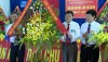 Đồng chí Đoàn Minh Thọ - Phó Bí thư Thị ủy, Chủ tịch UBND thị xã tặng hoa chúc mừng Đại hội.