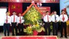 Đồng chí Trương An Ninh- UVTV Tỉnh ủy, Bí thư Thị ủy Ba Đồn tặng hoa chúc mừng Đại hội.
