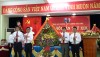 Đồng chí Đoàn Minh Thọ   Phó Bí thư Thị ủy, Chủ tịch UBND thị xã tặng hoa chúc mừng Đại hội