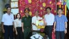Đồng chí Trương An Ninh - UVTV Tỉnh ủy, Bí thư Thị ủy Ba Đồn thăm hỏi và tặng quà gia đình chính sách.