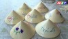Sản phẩm nón lá Quảng Hải được thêu ren phục vụ thị hiếu khách du lịch