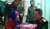 Thiếu tướng Nguyễn Sỹ Hội- Phó tư lệnh quân khu 4 thăm hỏi và trao quà cho bà Nguyễn Thị Dung - vợ của liệt sỹ Ngô Trí Giàng