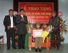 Đồng chí Phan Xuân Khánh - PBT Thị ủy và các đồng chí Bí thư, Phó Bí thư Đảng ủy Phường Quảng Long trao tặng Huy hiệu 70 năm tuổi Đảng cho đồng chí Ngô Phú Thọ