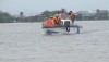 Công an thị xã Ba Đồn giúp đỡ nhân dân ứng phó với mưa lũ do áp thấp nhiệt đới
