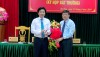 Đồng chí Trương An Ninh, UVTV Tỉnh ủy - Bí thư Thị ủy Ba Đồn tặng hoa chúc mừng đồng chí Đoàn Minh Thọ nhận nhiệm vụ mới