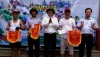 Lãnh đạo UBND xã Quảng Sơn (thị xã Ba Đồn) trao giải nhất, nhì, ba cho các đội đua thuyền truyền thống trên địa bàn.