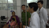 Bác sỹ, CKII Nguyễn Viết Thái – Giám đốc Bệnh viện đa khoa Bắc Quảng Bình thăm khám bệnh nhân đang điều trị tại bệnh viện trong thời điểm mưa lũ.