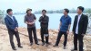 Đồng chí Đoàn Minh Thọ thăm hỏi và kiểm tra tình hình sạt lở ở thôn Minh Tiến, xã Quảng Minh