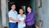 Phòng Lao động - TBXH và chính quyền địa phương thay mặt các tổ chức cá nhân đỡ đầu trao hỗ trợ cho các hộ nghèo thuộc người có công tại xã Quảng Văn
