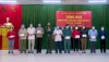 Thiếu tướng Nguyễn Văn Tháp - Phó chính ủy Học viện Chính trị  Bộ Quốc phòng trực tiếp trao quà cho các gia đình chính sách