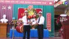 Đồng chí Chủ tịch UBND thị xã Đoàn Minh Thọ đã tặng hoa chúc mừng thầy và trò  trường THCS Quảng Hòa