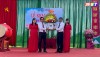 Đồng chí Nguyễn An Bình tặng hoa chúc mừng nhà trường