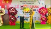 Đồng chí PCT UBND thị xã Nguyễn Văn Tình tặng hoa chúc mừng trường TH Quảng Thuận