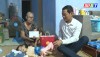 Đồng chí Phó Chủ tịch UBND thị xã tặng quà các em nhỏ có hoàn cảnh khó khăn
