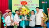 Đồng chí Phạm Duy Quang tặng hoa chúc mừng ngày hội