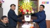 Đồng chí Nguyễn An Bình, UVTV Thị ủy - Chủ tịch UBMTTQVN thị xã thăm, tặng quà tại giáo xứ Hòa Đồng