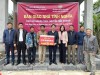 Ông Hoàng Đăng Khoa- Giám đốc Ngân hàng Agribank chi nhánh Quảng Trạch-Bắc Quảng Bình trao hỗ trợ xây nhà tình nghĩa cho gia đình ông Nguyễn Tiến Khang