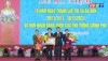 Thừa ủy quyền của Thủ tướng Chính phủ, đồng chí Chủ tịch UBND tỉnh Trần Thắng trao bằng khen của Thủ tướng Chính phủ tặng nhân dân và cán bộ TX. Ba Đồn.