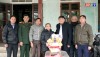 Đồng chí Chủ tịch UBND thị xã thăm, tặng quà tết gia đình bà Đoàn Thị Cảnh