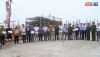 Đồng chí Chủ tịch UBND thị xã tặng quà cho ngư dân vươn khơi bám biển nhân dịp đầu Xuân Giáp Thìn 2024