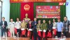 Đồng chí Nguyễn Văn Tình - Phó Chủ tịch UBND thị xã và các mạnh thường quân trao quà cho các cô chú nhân viên vệ sinh môi trường thuộc Ban Quản lý dự án các công trình công cộng thị xã