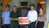 Đồng chí Trương An Ninh, UVTV Tỉnh ủy - Bí thư Thị uỷ Ba Đồn tặng quà gia đình chính sách dịp 30 4