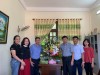 Đồng chí Chủ tịch UBND thị xã tặng hoa chúc mừng tập thể CBCNVC Đài TT- TH thị xã Ba Đồn nhân Ngày Báo chí cách mạng Việt Nam .