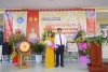 Đồng chí Hoàng Phú Hậu–UVTVThị ủy, Chủ nhiệm Ủy ban Kiểm tra Thị ủy tặng hoa chúc mừng tại lễ khai giảng.