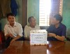 Đồng chí Nguyễn An Bình- UVTV Thị ủy, Chủ tịch UBMTTQVN thị xã thăm và tặng quà các gia đình chính sách nhân ngày thương binh liệt sĩ.