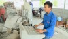 Anh Trần Anh đang vận hành máy sản xuất gạch không nung.