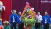 Đồng chí Trương An Ninh- TUV-Bí thư Thị ủy Ba Đồn tặng hoa chúc mừng Đại hội.