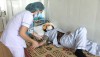 Bác sĩ đang điều trị cho bệnh nhân mắc sốt xuất huyết tại bệnh viên Đa khoa KV Bắc Quảng Bình.